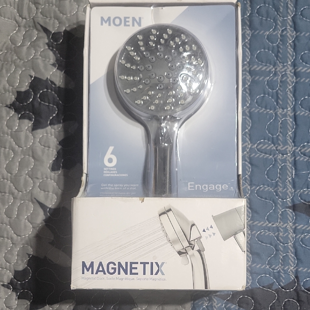 Moen Engage Magnetix Shower Head in Silver